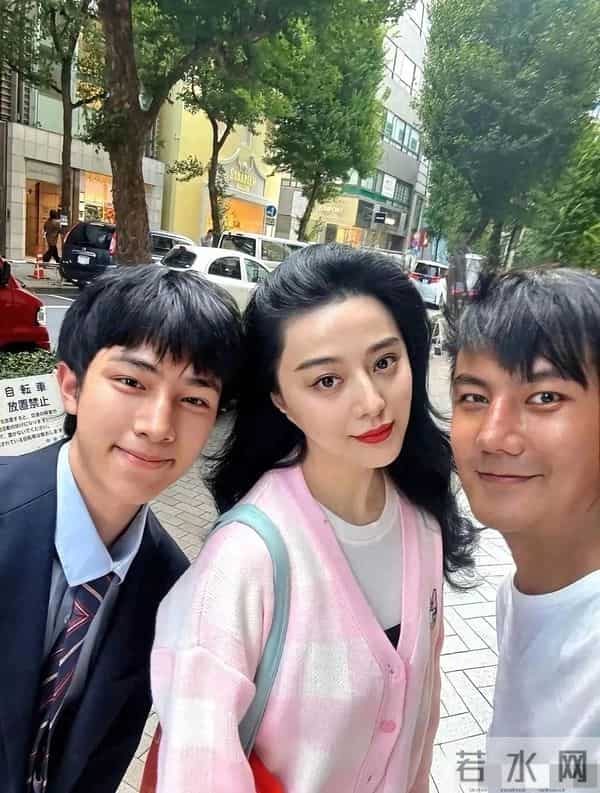 44岁,不小了,眼神有点落寞,表情不是很自然,记者倒是挺上镜