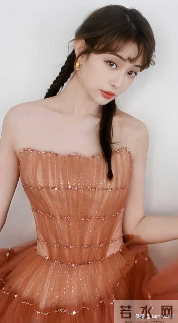 四川大学校花 盖玥希 172高挑身材和鲶鱼系高级脸搭配微凸厚唇 很美