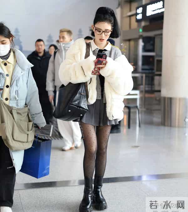 彭小苒机场路透生图，机场变T台，黑丝太绝了