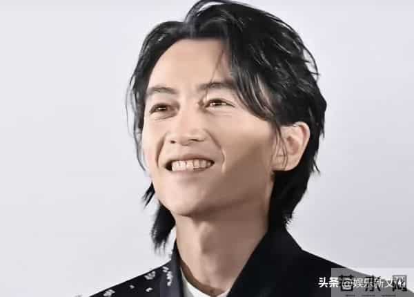 男人别太瘦！38岁陈晓现身活动，脸颊凹陷、眼纹密布不敢认！