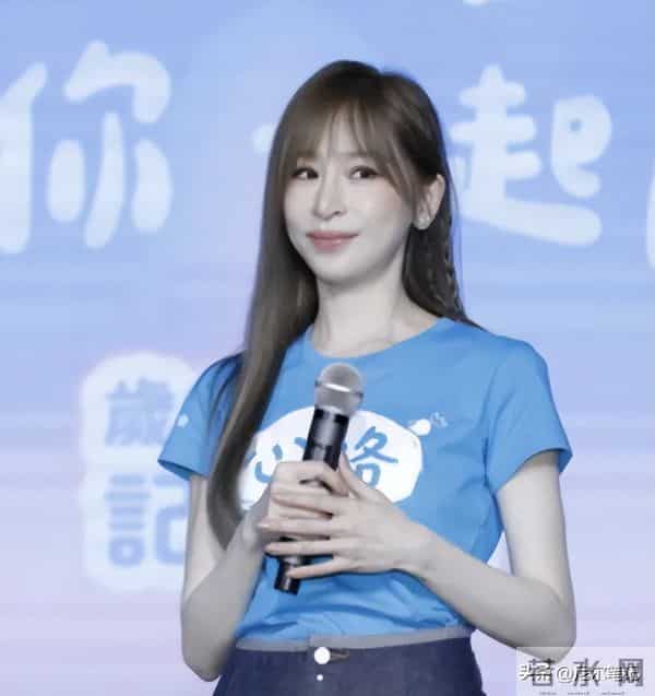 王心凌吴克群被偶遇，带同款项链穿情侣衣，男方人到中年体态拉跨