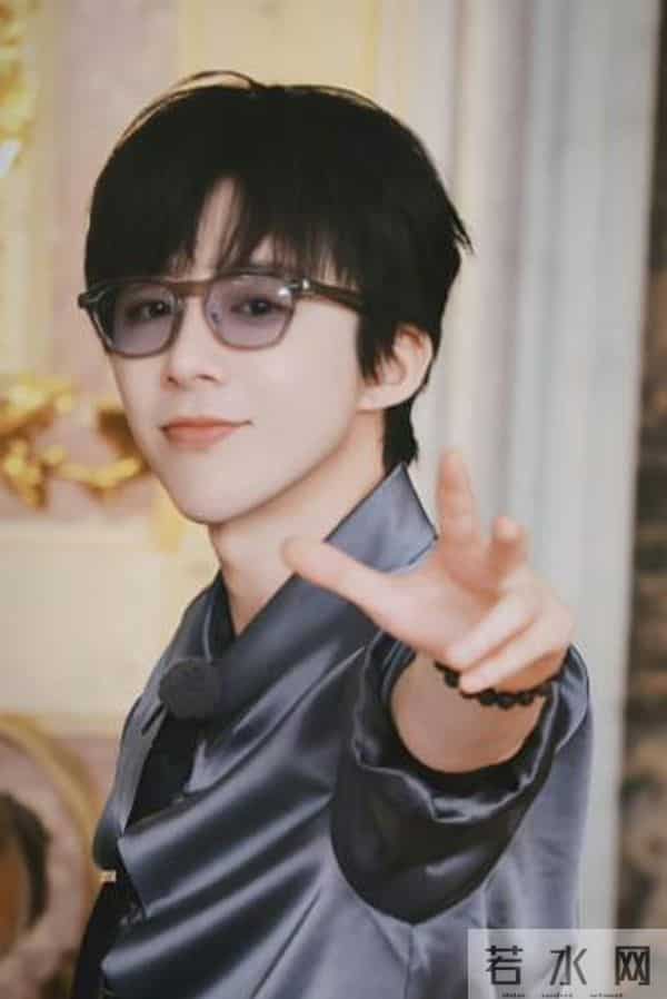 刘宇宁直播时被私生打电话