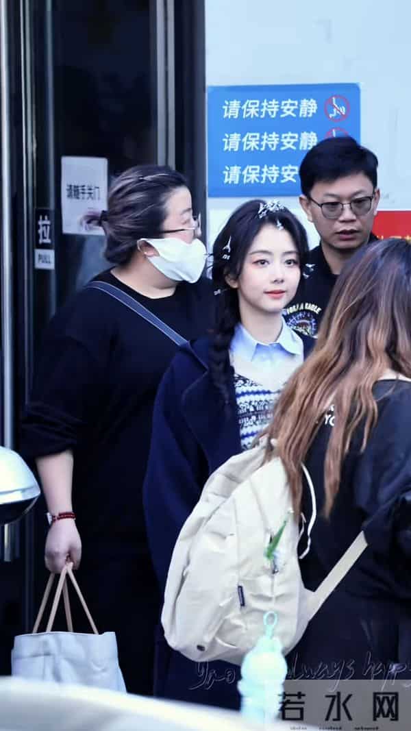 谭松韵今日上班路透，侧马尾麻花辫造型好青春甜美，太可爱了吧！