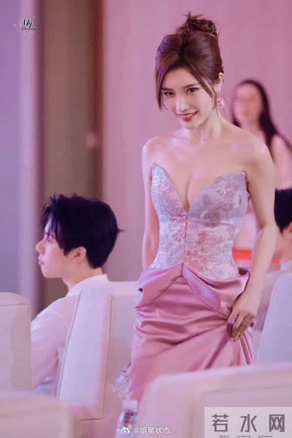 新晋“芭比灯神”戴燕妮:美貌实力双A+