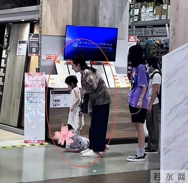 出轨风波2个月后,独自带娃逛街的郭碧婷,揭开了向佐仅剩的体面