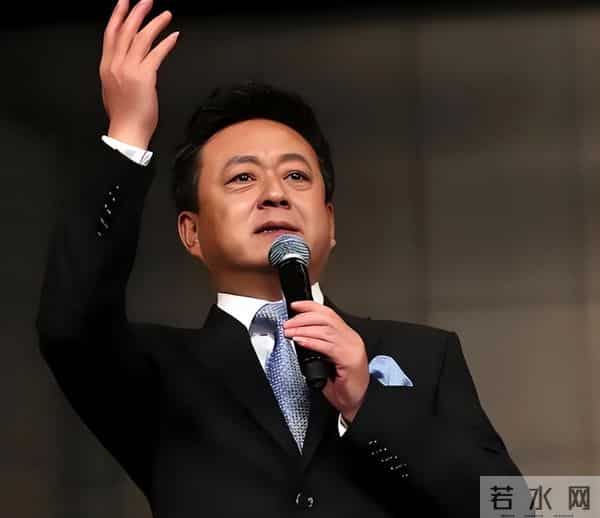 朱军带着很漂亮的老婆现身北大,四年冤屈过去,早已不再年轻