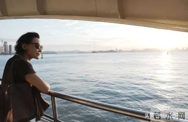 64岁陈冲游鼓浪屿 黑T配牛仔裤喝咖啡 素颜不医美 优雅老去好洒脱