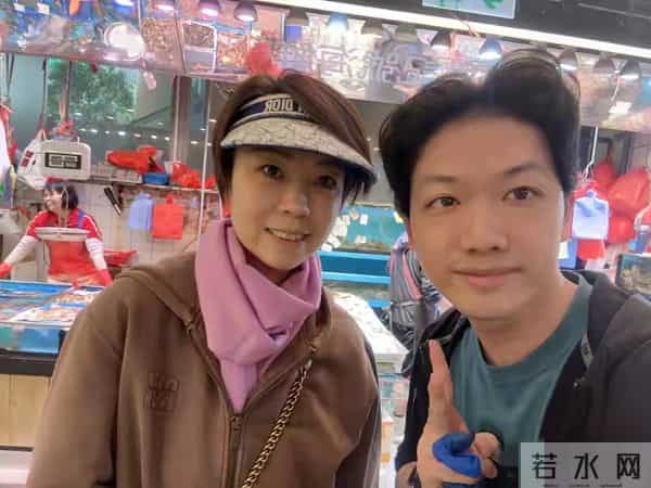 44岁张怡宁菜市场买海鲜,一身名牌略显土气,身旁不见老公身影