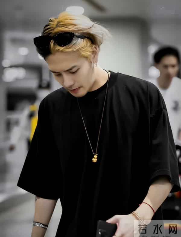 再多钱有什么用?31岁王嘉尔的现状,给所有年轻人提了个醒