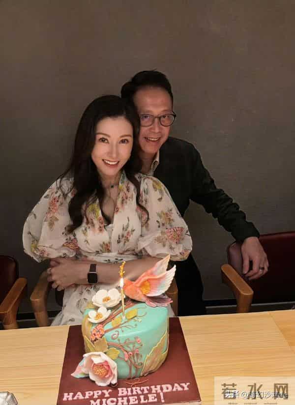 李嘉欣发文庆祝结婚17周年,大金镯子套袖口外,一身行头不简单!