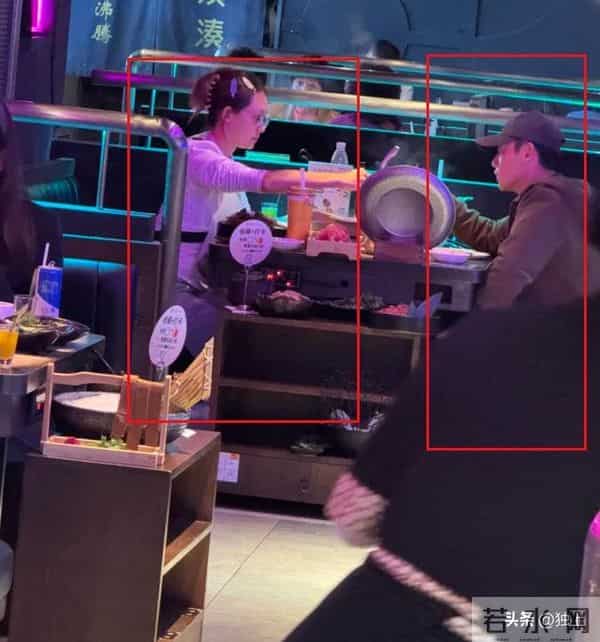 火锅店偶遇郑恺,苗苗“家庭主妇”土味穿搭,哪里像个女明星?