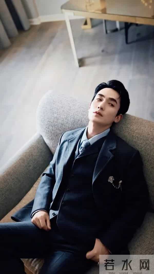 出席活动“死装死装”的,一到好莱坞就露馅,就很朱一龙啊