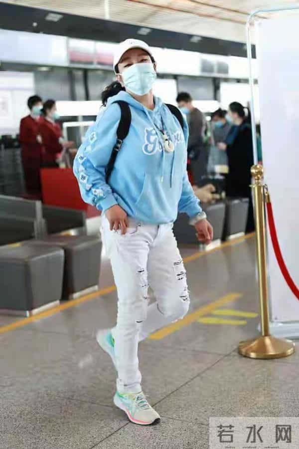 75岁刘晓庆参加同学聚会，她穿卡通图案卫衣配短裤，嫩得像小姑娘