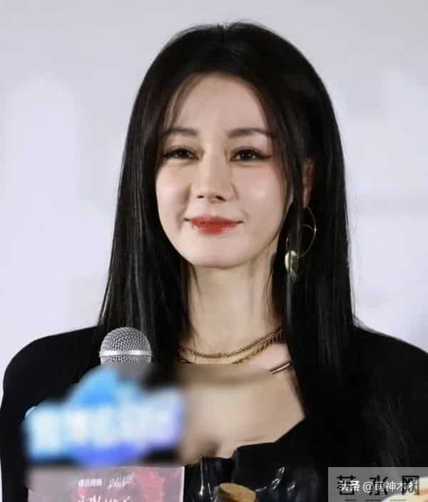 迪丽热巴最新露面状态差，脸部浮肿被质疑医美，浓妆难掩疲态