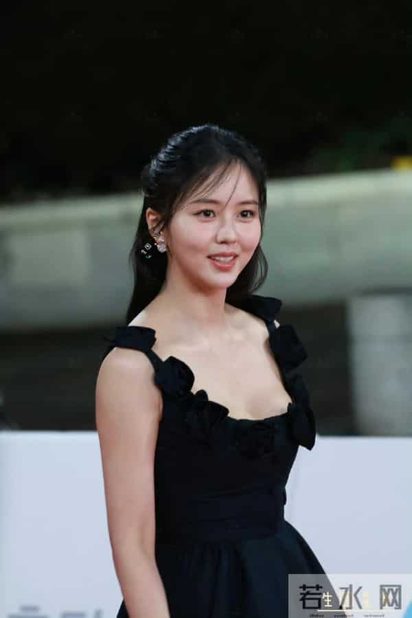 韩星金所泫红毯生图，身材好到流鼻血，真迷人