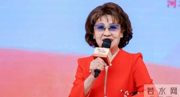 她是央视著名主持人,退休8年被央视返聘,今74岁被誉为最美姥姥