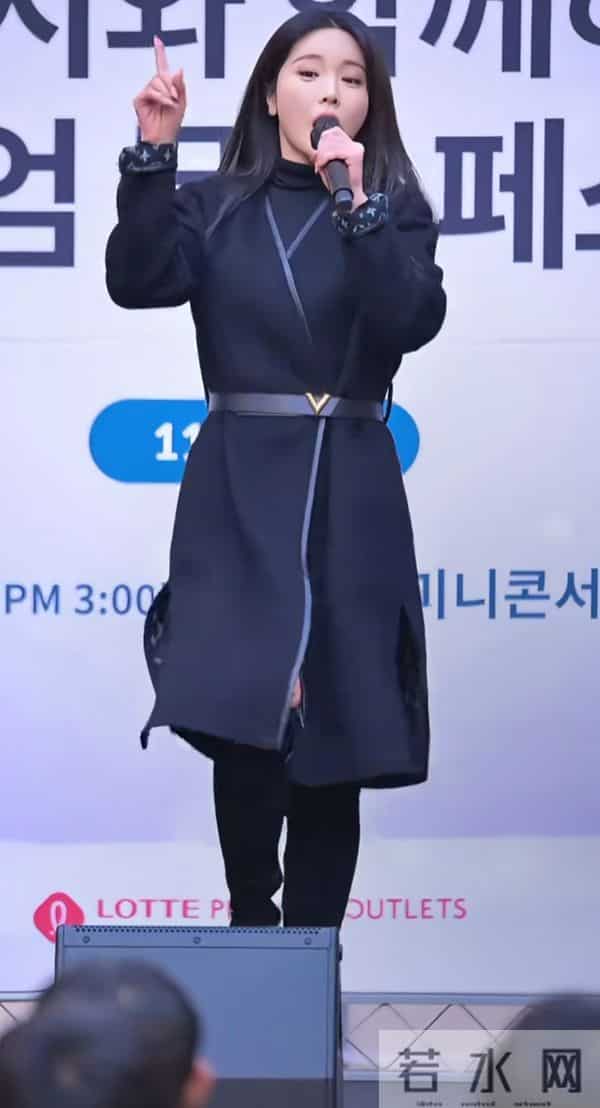 没有刘海的洪真英好成熟,好有韵味啊 配上开叉大衣賊性感賊有范