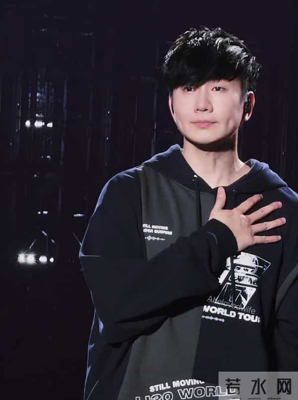 恭喜?44岁歌星与23岁网红穿情侣装同游洛杉矶,女方身份曝光