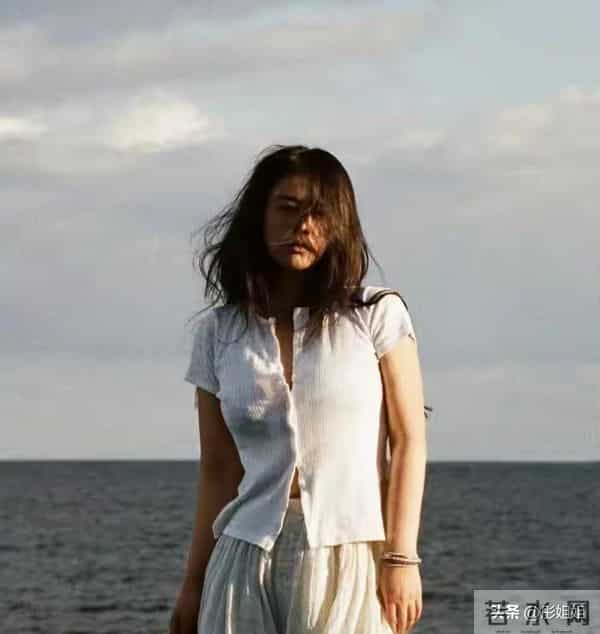 马思纯游西西里看海，扣一粒扣子秀事业线，极具魅惑！