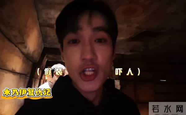 出席活动“死装死装”的,一到好莱坞就露馅,就很朱一龙啊