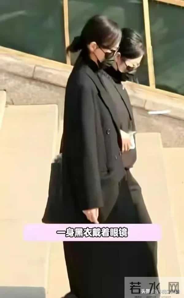 唐嫣操办公公葬礼累到被搀扶,时刻关注老公罗晋,夫妻俩一起用餐