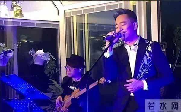 晚会前夕父母惨遭杀害，他含泪唱完退圈，18年后因毛宁重返舞台