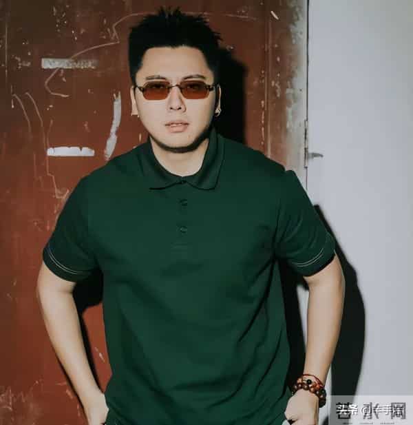 说唱歌手揽佬被指系统性睡粉,揽佬高调回应称,睡粉是粉丝的荣幸