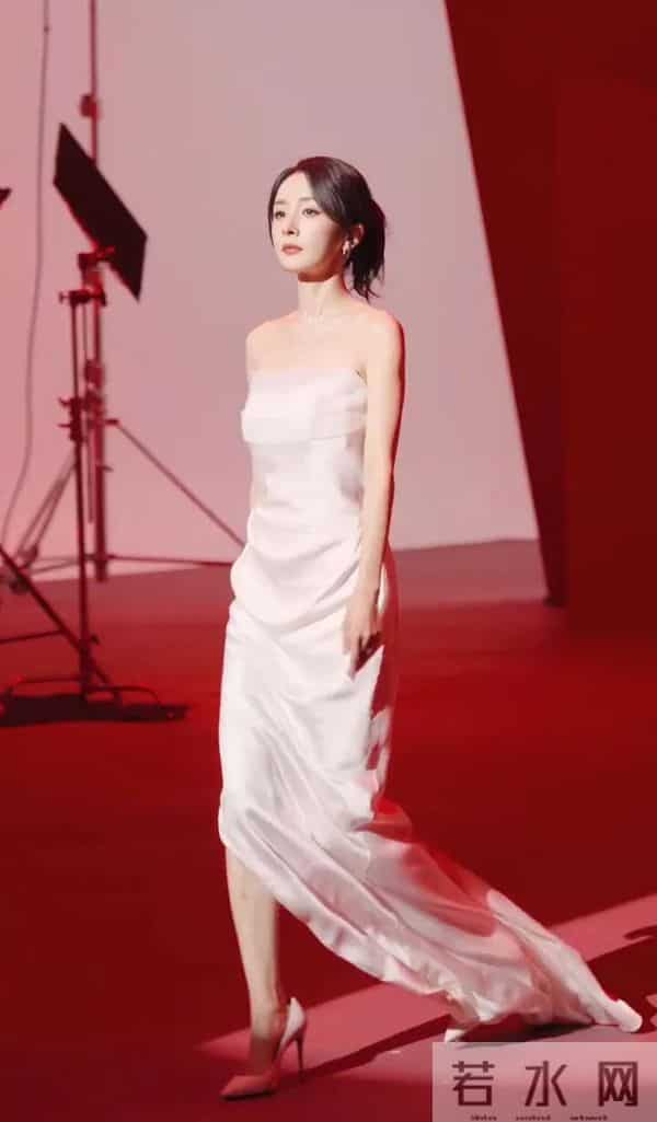 杨幂体态确实太好了!这腰臀比是真实存在的?