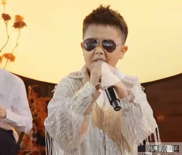 网友:陈思诚祖宗18代都要感谢佟丽娅,他生了一个缩小版的自己