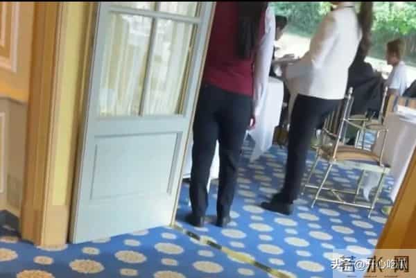 王心凌和吴克群约会被拍,两人穿情侣装逛街吃饭,恋情曝光太甜了