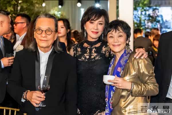 退圈多年,57岁邱淑贞最新亮相打扮精致,携老公参加婚礼,和梁朝伟刘嘉玲合影