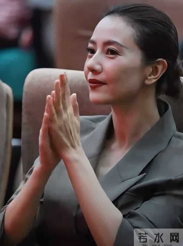 高圆圆现身活动观礼,灰西装盘发温婉,美貌气质优雅动人