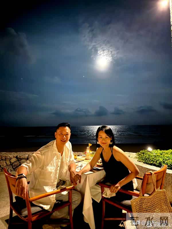 胡杏儿穿透视装 贴两片胸贴庆祝结婚十周年 李乘德为爱举办豪华派对