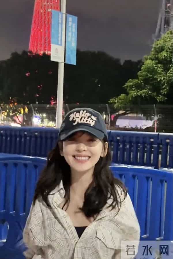 章若楠广州被偶遇，本人好美好漂亮元气十足，脸小超级有气质呀！