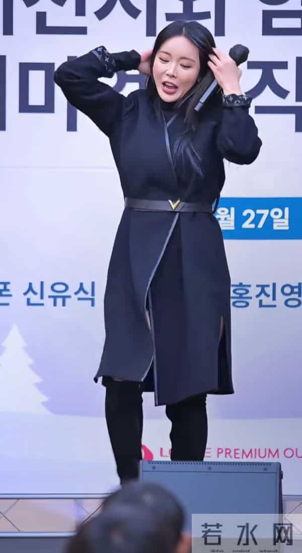 没有刘海的洪真英好成熟,好有韵味啊 配上开叉大衣賊性感賊有范