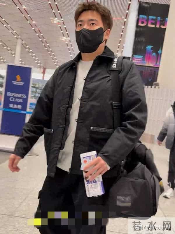 梁靖崑出发成都混团世界杯机场照,穿黑色中式棉服,发型帅酷有型
