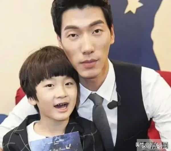 张亮儿子又出事，早恋致女孩怀孕，女孩家长报警，半个月才满18岁