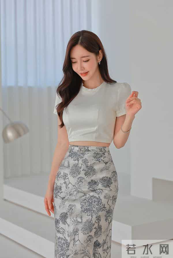 孙允珠——镀银月光亮白半袖铁青纹理裙