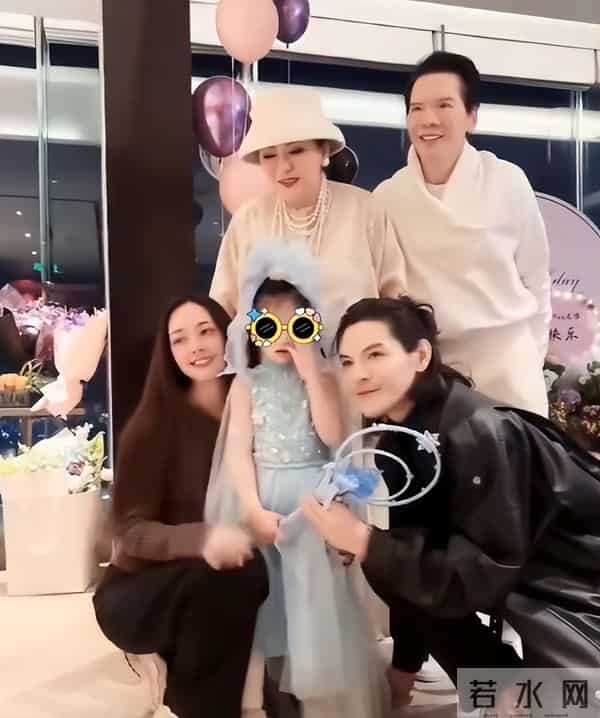 郭碧婷带俩娃逛街，生图嘴凸身材下垂一脸苦相，儿子倒地不起淘气