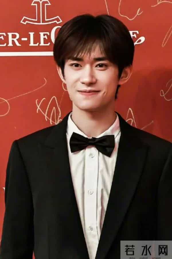 央视专访这次，易烊千玺只字未提赵丽颖，却给赵丽颖提了个醒