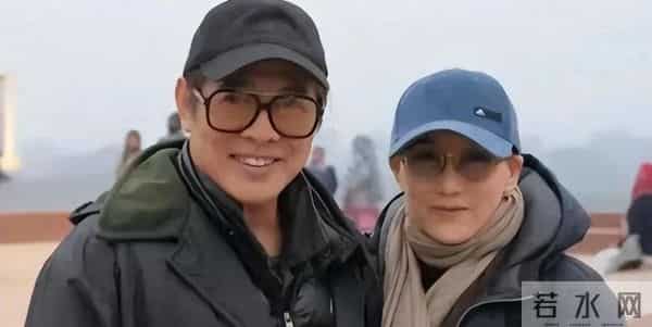 风水轮流转！看了62岁李连杰和63岁利智的合照，风光背后满是心酸
