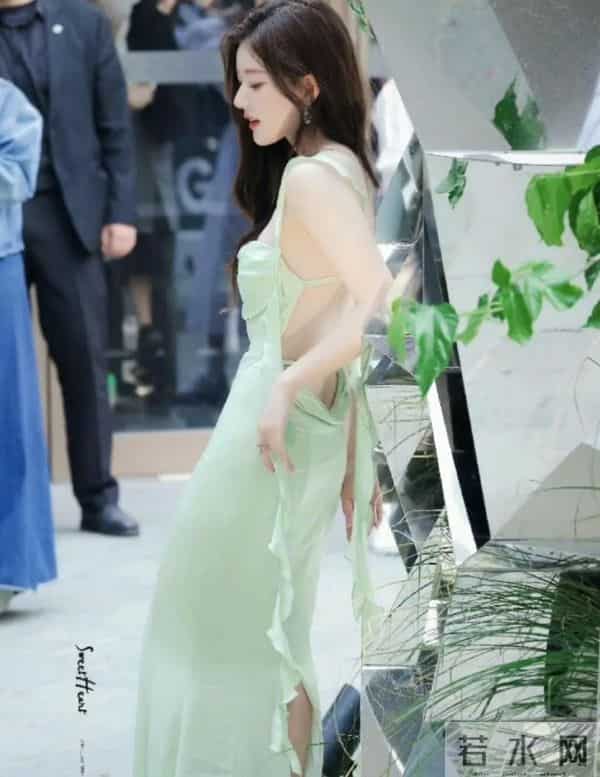 27岁赵露思太丰满，露背紧裙都兜不住好身材，难怪直男都喜欢她