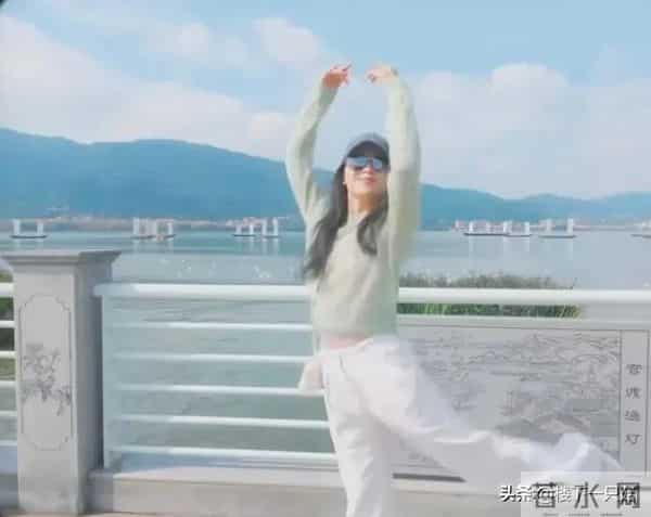 机场偶遇刘涛美拉德穿搭 47岁脸又小又白 走路带风 不穿秋裤又酷又飒