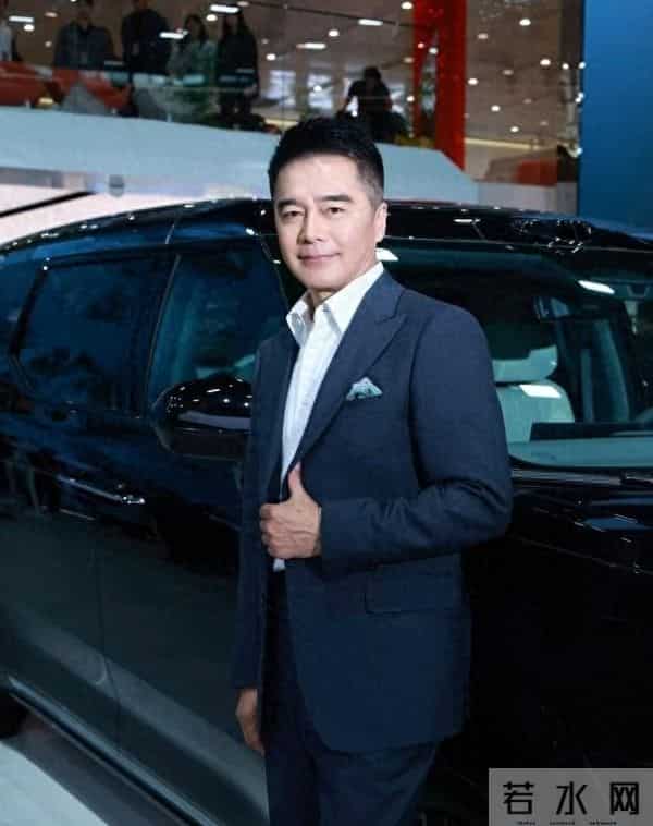 许亚军美国被偶遇,61岁状态让人不敢认,形象气质还是这么好