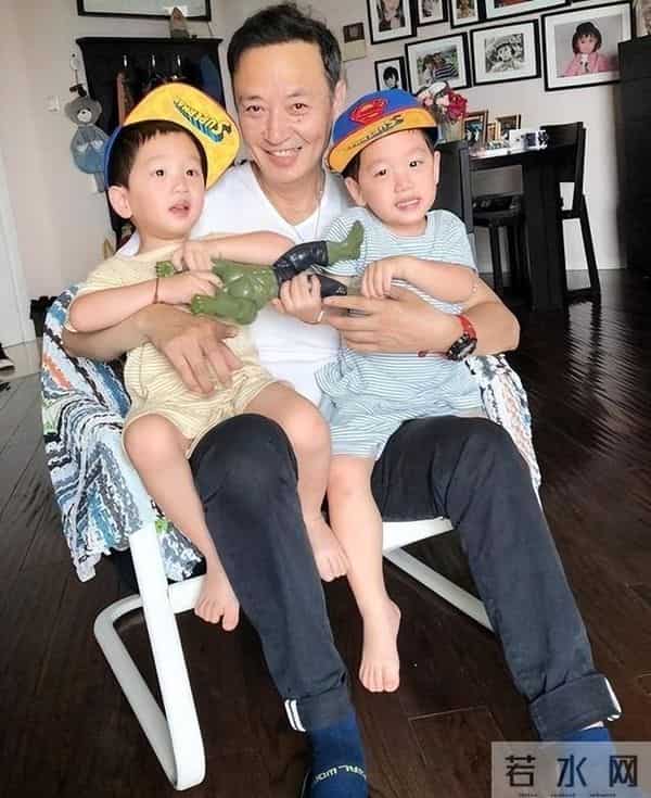 原来她是侯长荣的女儿，如今定居澳门，父女感情很好，且长得像妈