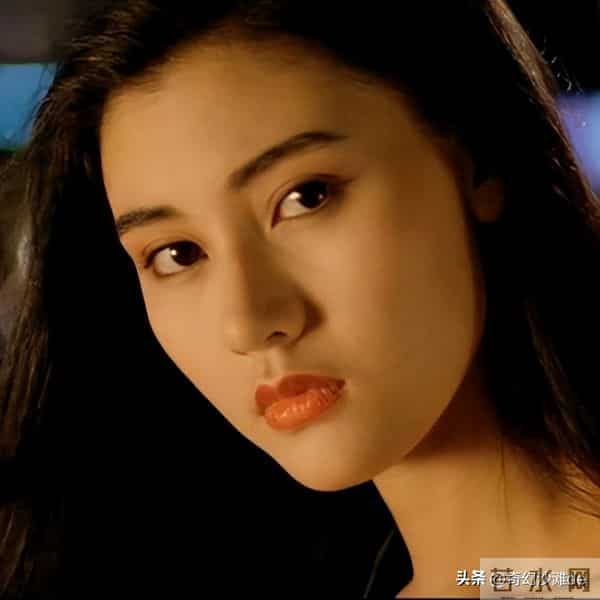 李嘉欣发文庆祝结婚17周年,大金镯子套袖口外,一身行头不简单!