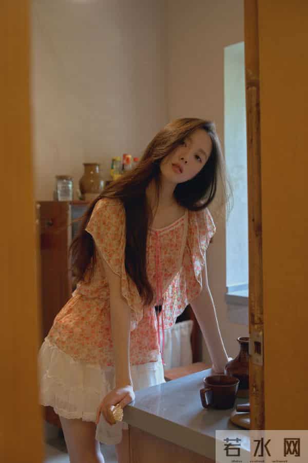 主持人李瑜居家私房写真,纯欲迷人