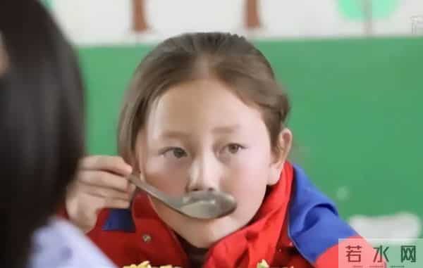 事实证明，拒绝百万签约“微笑女孩”，如今过得比明星还安稳