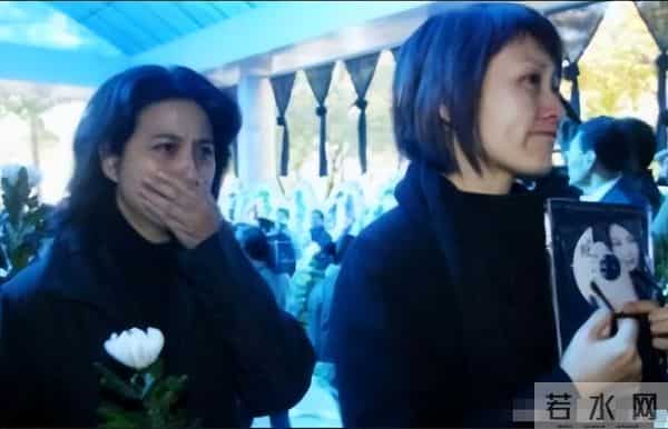 周洁上海墓地现状曝光!鲜花环绕很讲究,三个标志与李媛媛差别大