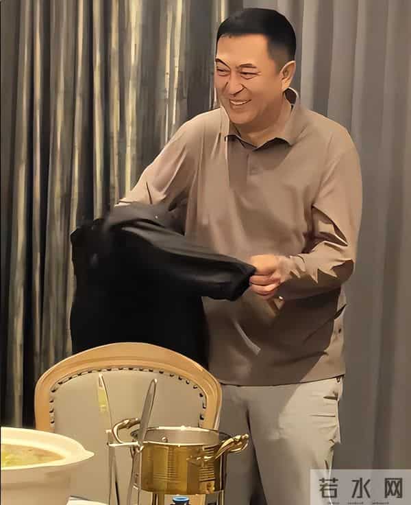 与王海燕离婚传闻真相大白1年,55岁张嘉益近况曝出,一点不意外